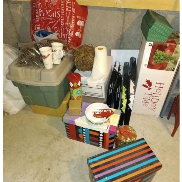 Huge Lot Of Christmas Decorations +++  7ft Holiday Time Christmas Tree