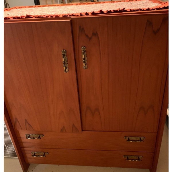Gorgeous Wooden Dresser w/ Linen Contents (Dresser is 40W, 19D, 48T) 