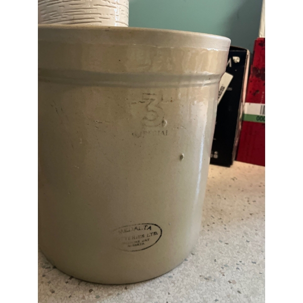 Medelta #3 crock no lid 
