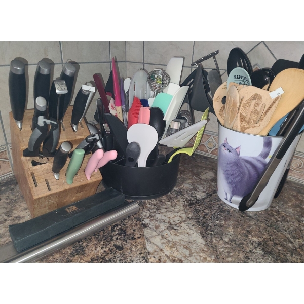 Knife Block, Assorted Kitchenware, Cutlery