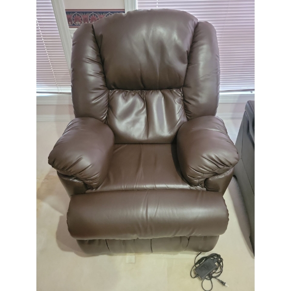 Luxury Soft Skinned Power Reclining Chair (Very Comfortable!!) 