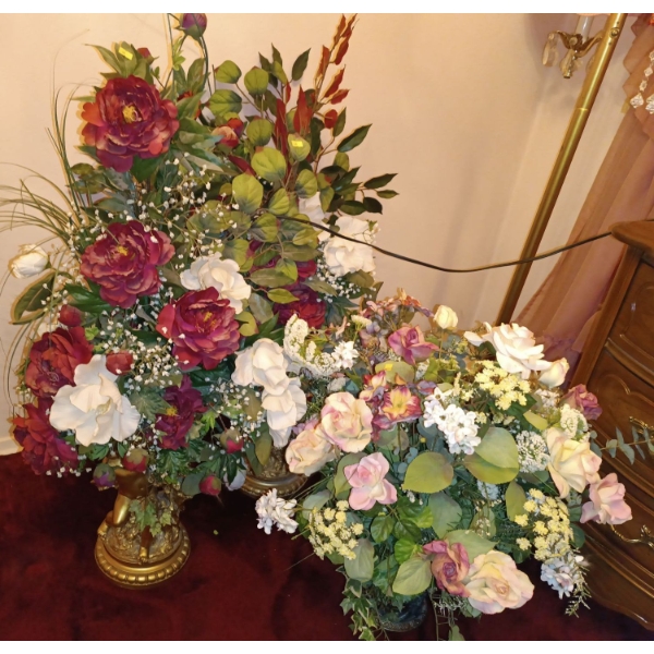 Set of Artificial Flowers and Vases 
