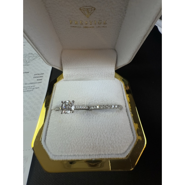 Round Brilliant 1.00ct D VS2 Diamond Ring