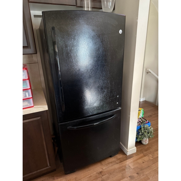 General Electric Fridge Model# GBSCOHBXCRBB w/Bottom Shelf Freezer