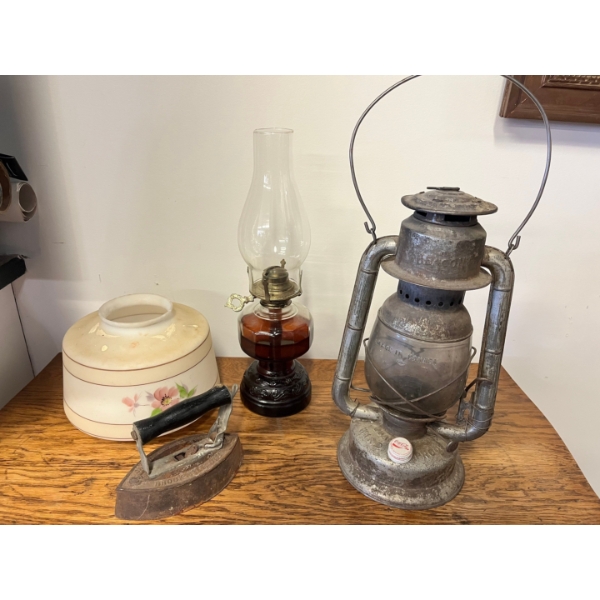 Antique GSW (General Steel Wares) Beacon lantern made in Canada. Vintage oil lamp flat iron