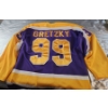 Image 13 : Wayne Gretzky Hat Trick! Action Figure, Upper Deck Trading Card and LA Kings Jersey Size M