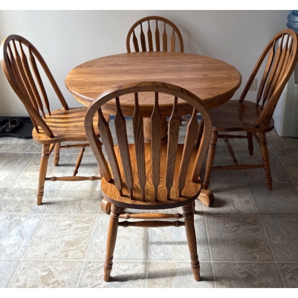 Oak Dining Table w/ 4 Chairs & 2 Leafs - 42W, 29T Not Extended 
