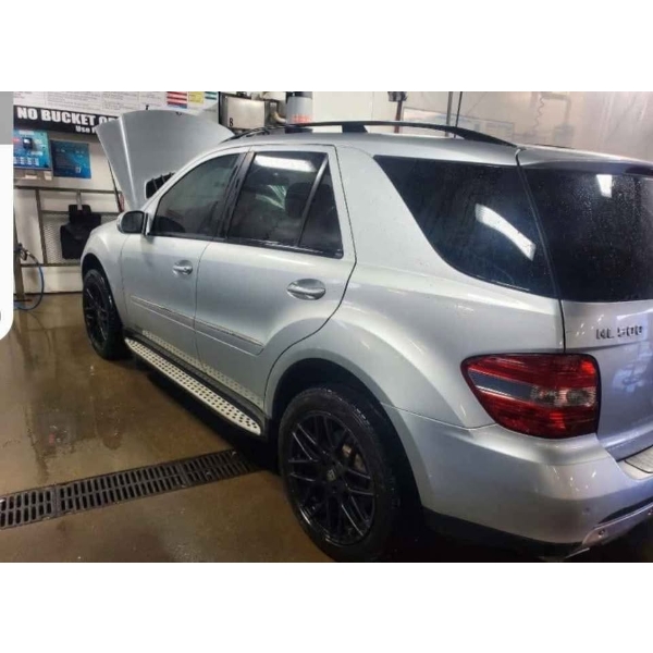 MERCEDES BENZ. MID-SIZE LUXURY SUV, POWERFUL ENGINE, COMFORTABLE RIDE, AND ADVANCED FEATURES.