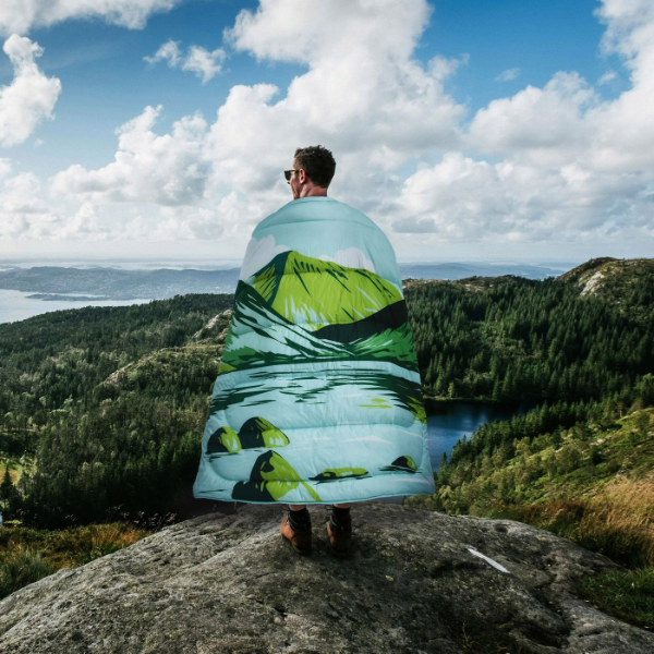 BELOW ZERO 2-IN-1 WEARABLE BLANKET -SU