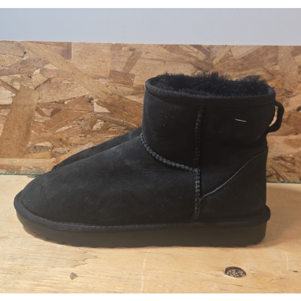 LEATHER WOMENS JADE SHEEPSKIN BOOTS SIZE: 7 (SLIGHTLY USED)