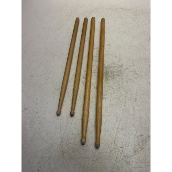 2 PAIRS OF DRUMSTICKS -U