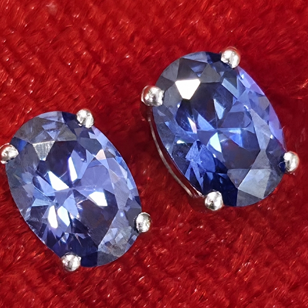 OVAL-CUT TANZANITE SOLITAIRE STUD EARRINGS IN WHITE GOLD/SILVER 