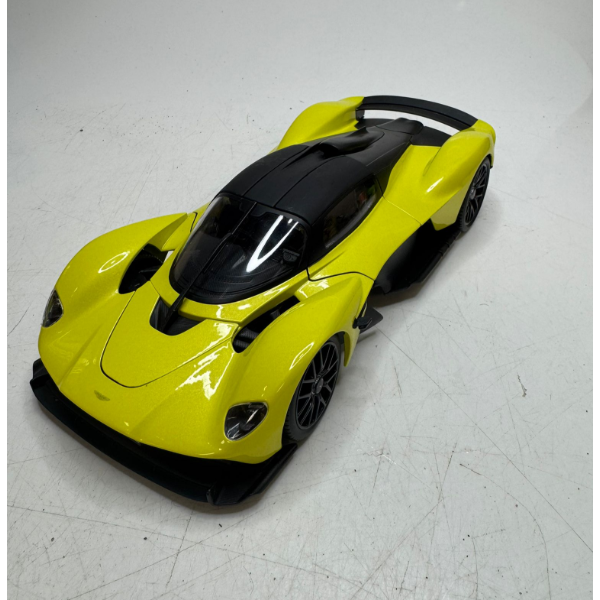 MAISTO 1:18 COLLECTOR'S MODEL CAR (SLIGHTLY USED)