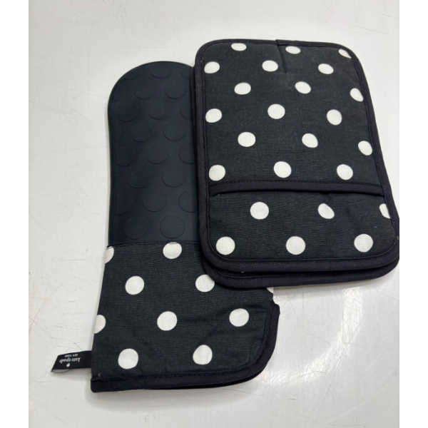 KATE SPADE NEW YORK DESIGNER OVEN MITTS BLACK WITH WHITE POLKA DOTS -U