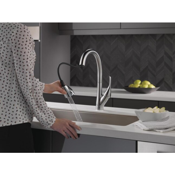 DELTA PULL-DOWN SPRAYER KITCHEN FAUCET IN ARCTIC STAINLESS -U