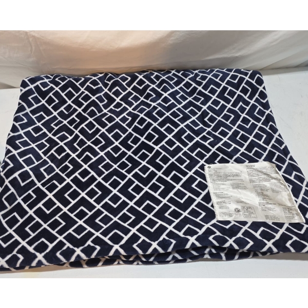BROOKSTONE HEATED THROW (USED, SOLD AS BLANKET)