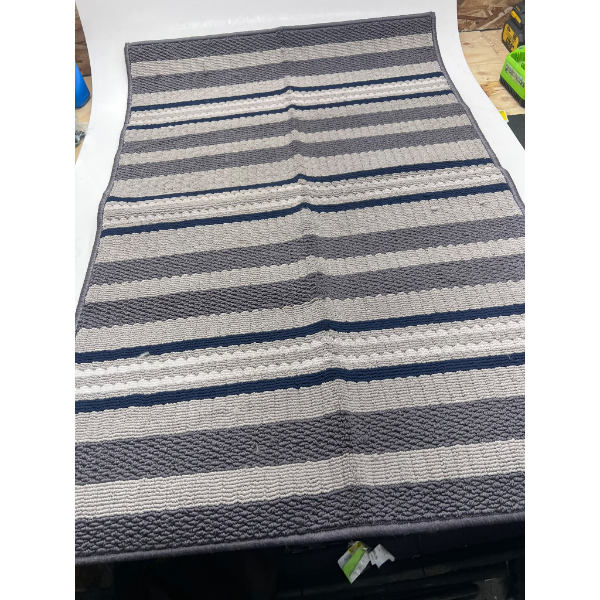 NAVY AND BEIGE INDOOR/OUTDOOR AREA RUG 45X29 -U