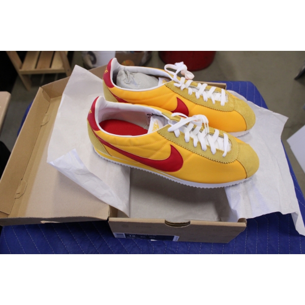 Nike Classic Cortez Nylon Shoes in University Gold, Size 12, Like New
Nike Classic Cortez Nylon shoe