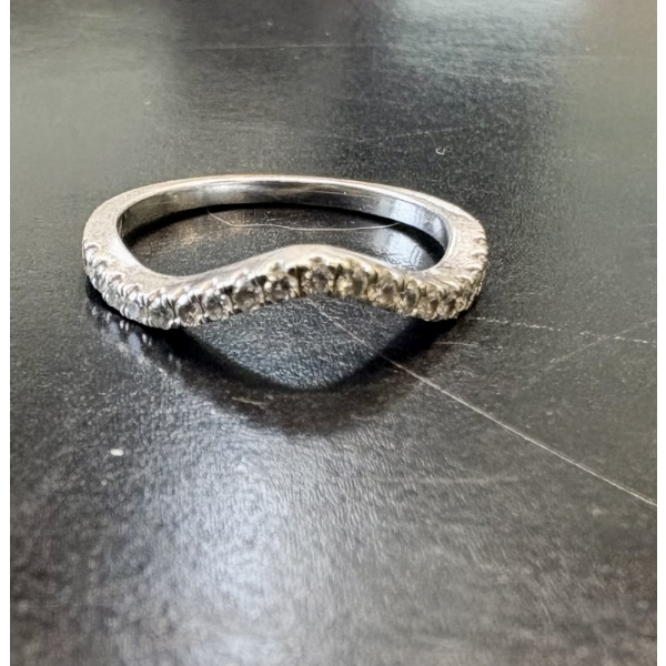 Womens 14kt band with 19 Diamonds