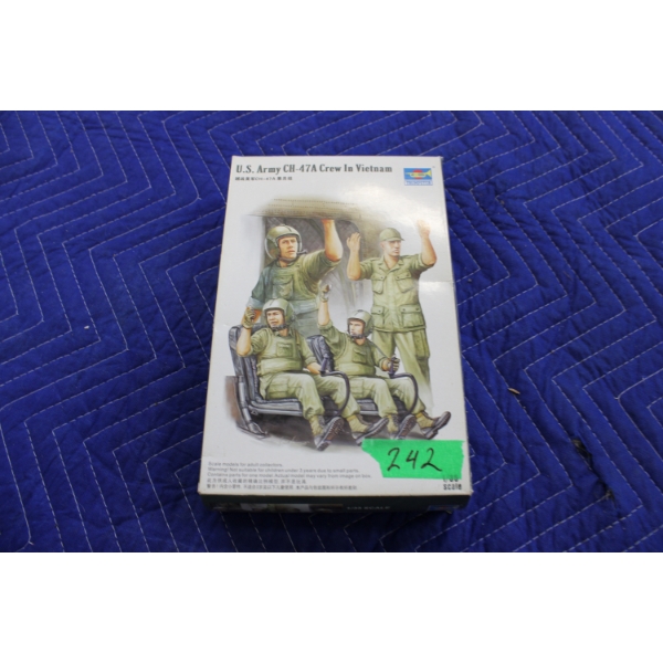 Trumpeter 1:35 Scale Military Model Set U.s. Army CH-47A Crew in Vietnam