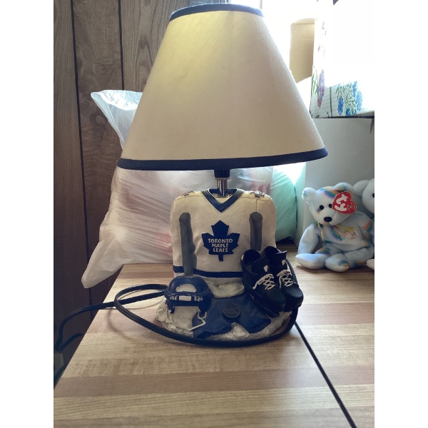 This is an officially licensed NHL Toronto Maple Leafs table lamp. Key details include: 
Features a 