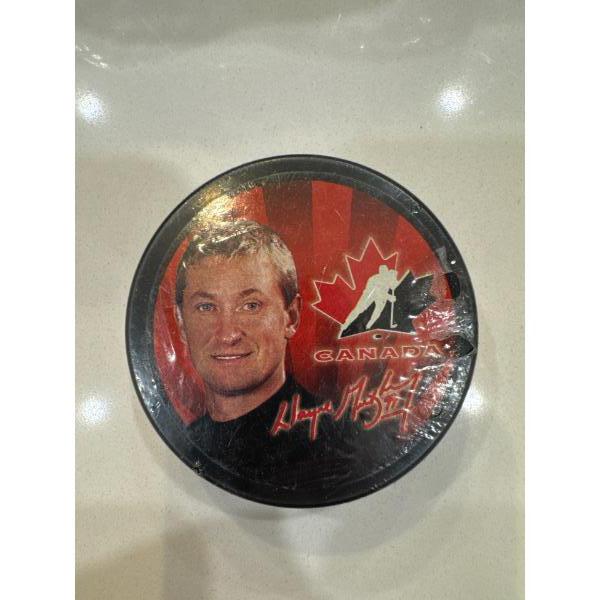 WAYNE  GRETZKY PUCK