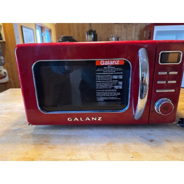 Galanz Retro Countertop Microwave Oven (model GLCMKZ07RDR07) featuring a red finish and a nostalgic 