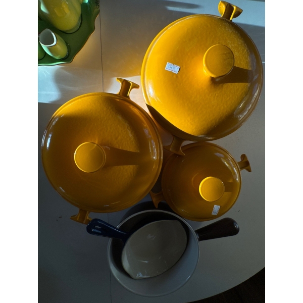 This is a vintage Le Creuset enameled cast iron fondue pot or small casserole dish, likely from the