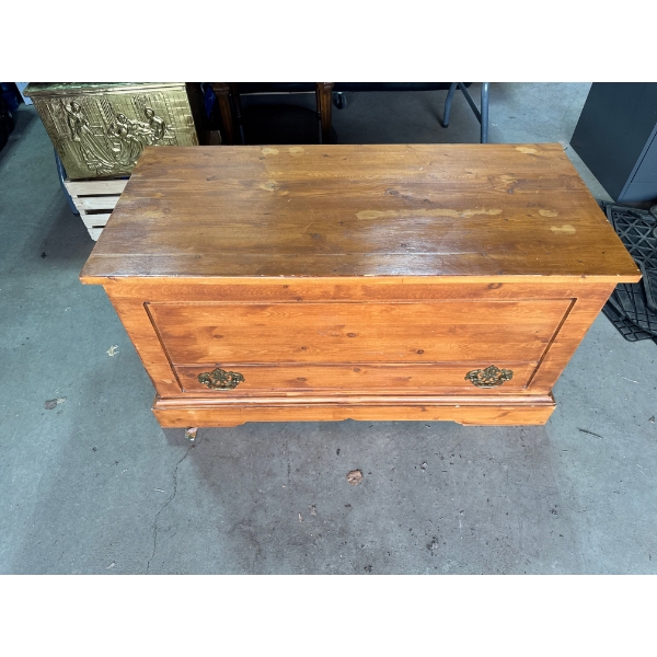 Wooden treasure chest in excellent condition, perfect for storing items or for a coffee table
