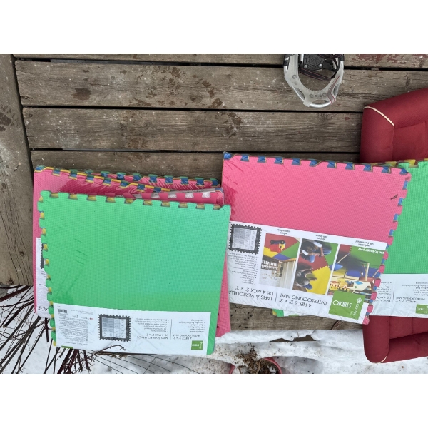  Korhan Studio 4-piece interlocking foam mat set. 
Type: Interlocking EVA foam flooring tiles.
Dimen