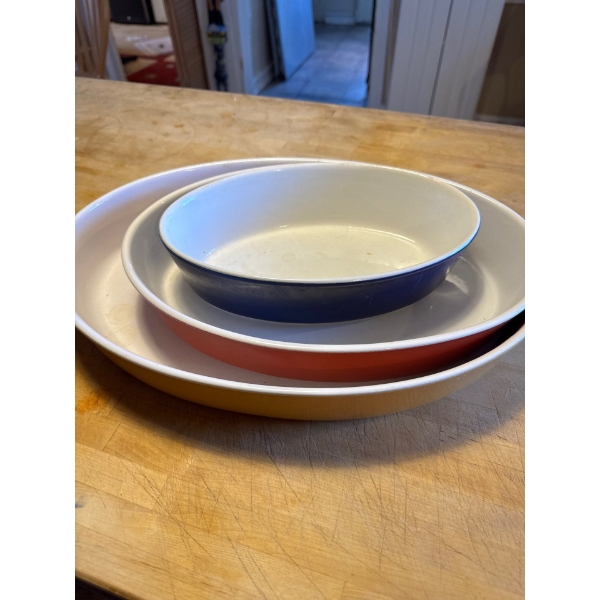 Set of roasting dishes. Largest one is 15 and a half inches long by 11 inches wide, two inches deep.