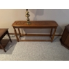 Image 1 : vintage-style wood console or sofa table featuring a patterned veneer top and four fluted legs. 