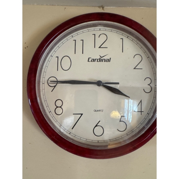  Cardinal brand wall clock featuring a traditional analog display with quartz movement.
Display: Ana