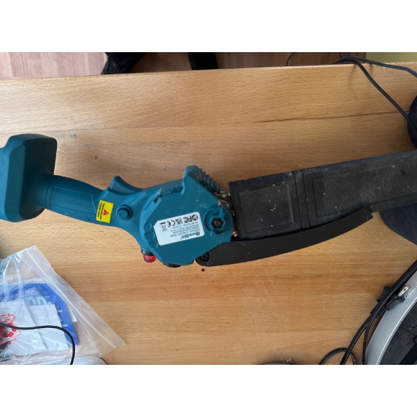  Seesii cordless mini chainsaw designed for pruning and small cutting tasks. 
Compact Design: Handhe