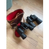 Image 1 : Bushnell binoculars, black finish, featuring textured grip and central focus adjustment. Includes a 