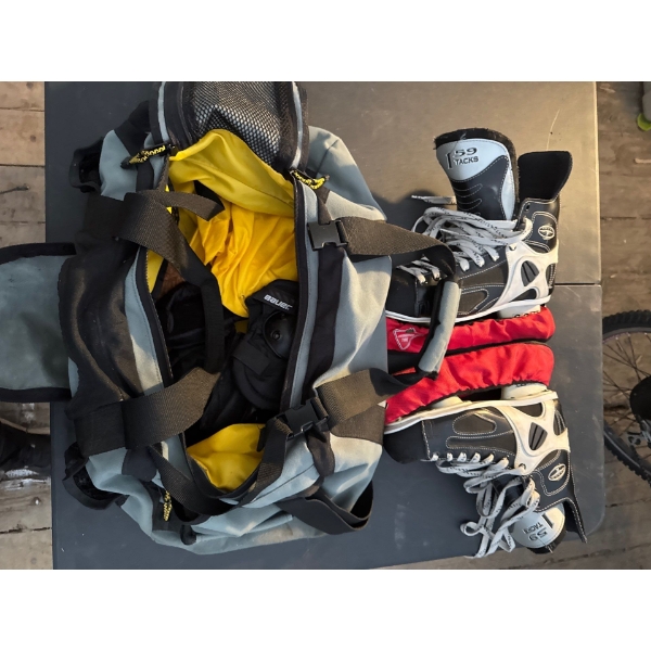 CCM ICE SKATES SIZE 9