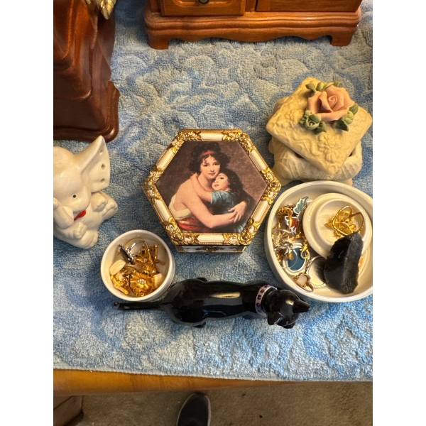 vintage Mele Florentine-style hexagonal jewelry or trinket box.