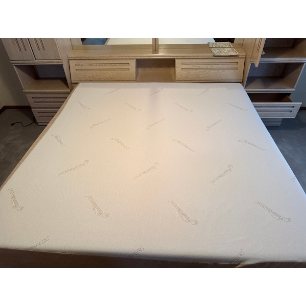 Tempur-Pedic brand mattress topper and king matress like new is made of proprietary material designe