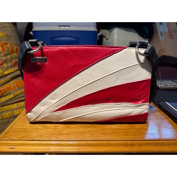  Miche Classic handbag featuring an interchangeable exterior shell design. 