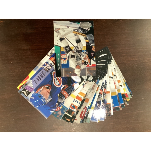 Set of 25 Parkhurst hockey cards. 92-93