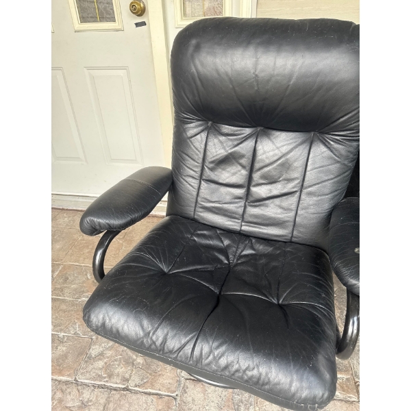 Comfy Black leather swivel chair