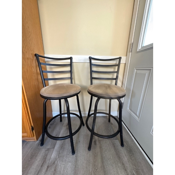 Two nice kitchen stools. Seat height is 24 inches. Total height is 36 inches