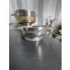 Image 1 : vintage fruit basket featuring a unique double handle, an intricately shaped scallope