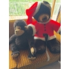 Image 5 : Plush bear wearing a Santa Claus jacket and hat, alongside a plush monkey. Both items are made of sy