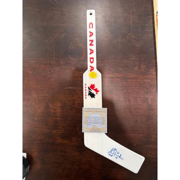  Grant fuhr, featuring the inscription "HOF 06". 
The signature is in blue ink.
The inscription "HOF