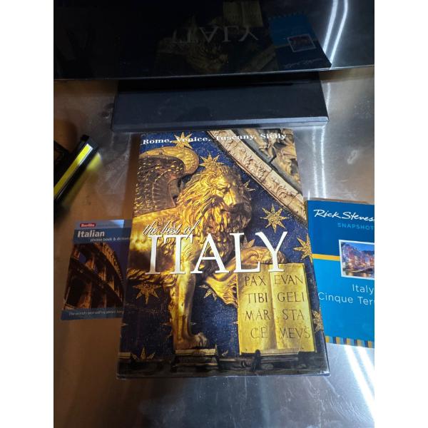 Books on Italy. The best of Italy. Italy's snapshot Italian phrase book and dictionary