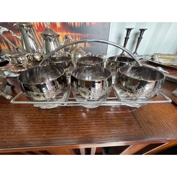  Dorothy Thorpe silver fade roly poly barware set from the mid-century modern era, featuring embosse