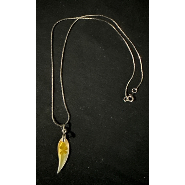 18k Gold Chain w/ Four Leaf Clover Pendant  16" long 2.48 grams