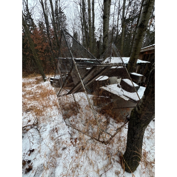 Chicken coop for feeding, for moving around, dragging on the ground. Put your chickens inside and mo
