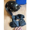 Image 7 : Black CS-5 motorcycle helmet with visor and a pair of black leather RoadTour gloves. The helmet feat
